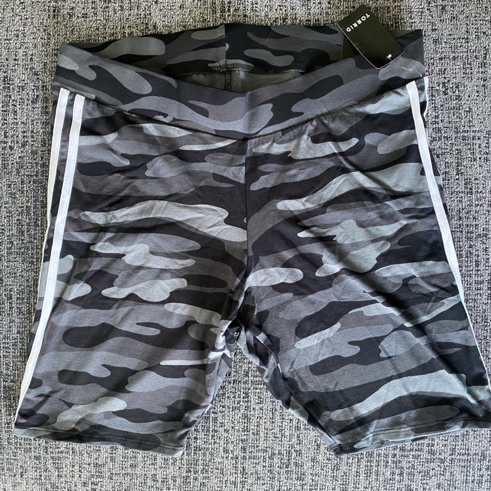 Torrid Bike Shorts Camouflage with White Side Stripe - Picture 10 of 11
